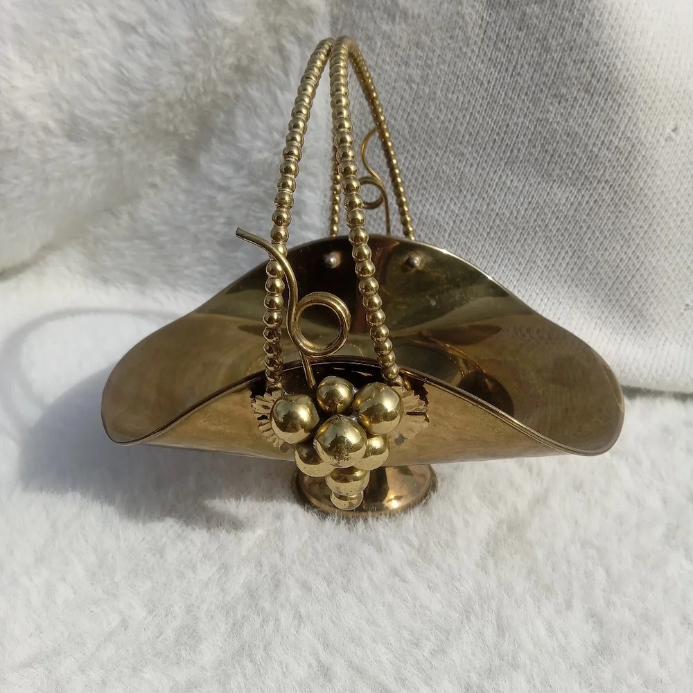 VINTAGE BRASS BASKET WITH HANDLE ADORNED WITH GRAPES MADE IN ITALY